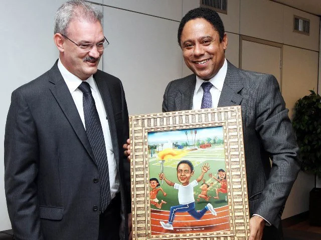 Geraldo Resende presenteia ministro Orlando Silva com charge do ilustrador Jorge Silva. (Foto: Francisco Medeiros/Ministério do Esporte)