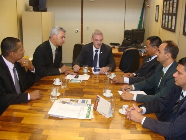 Deputado Geraldo Resende em reunião com deputado estadual Cabo Almi (PT) e representantes de entidades sindicais dos policiais militares e bombeiros de MS. (Foto: Rodrigo Pael/Brasília)