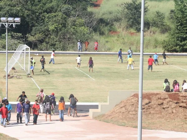 Adolescentes disputam partida de futebol no campo da Vila Olímpica. (Foto: Francisco Medeiros)