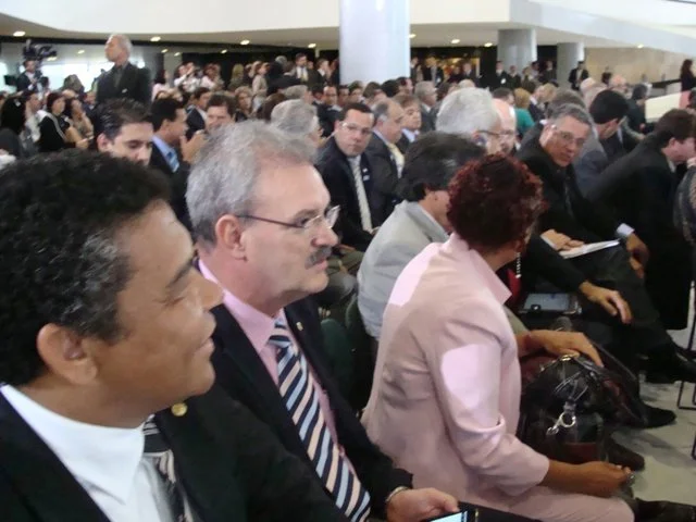 Deputado Geraldo Resende assiste solenidade de assinatura de termo de compromisso no Palácio do Planalto. (Foto: Divulgação)