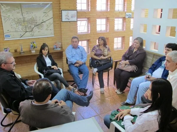Secretários municipais de saúde, reunidos com o coordenador da bancada federal de MS, deputado Geraldo Resende. (Foto: Ricardo Minella)