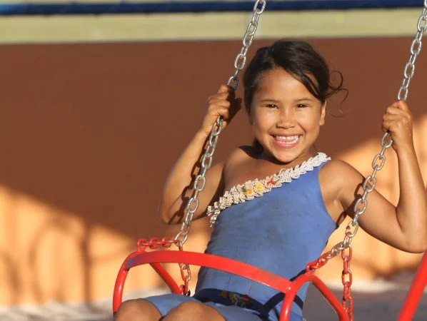 Criança indígena brinca em balanço no play-ground da Vila Olímpica. (Francisco Medeiros)