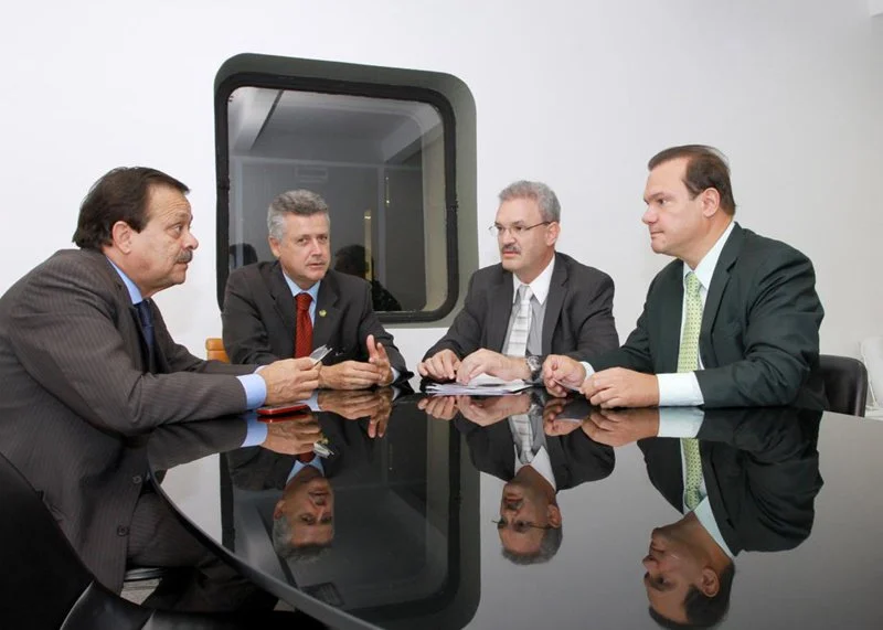 Deputados Geraldo Resende (PMDB-MS), Wellington Fagundes (PR-MT), Jovair Arantes (PTB-GO) e o senador Rodrigo Rollemberg (PSB-DF). (Foto: Júlio Cecílio)