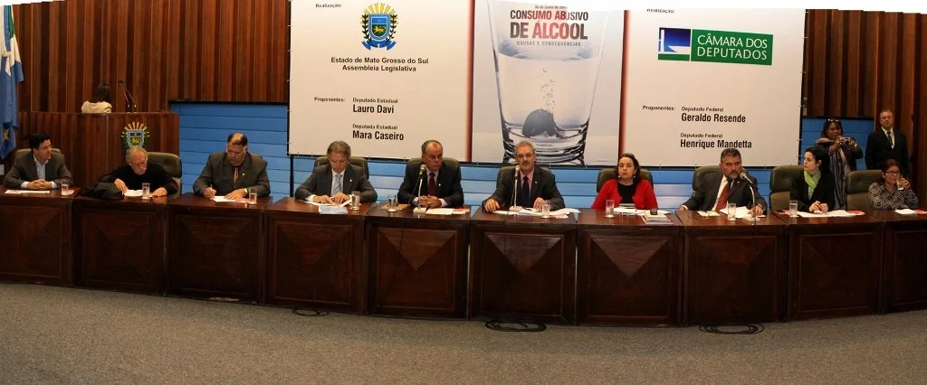 Deputado Geraldo Resende, ao lado de autoridades e convidados especiais na primeira conferência estadual sobre alcoolismo promovido pela Comissão Especial da Câmara Federal. (Foto: Wagner Guimarães/ALMS)