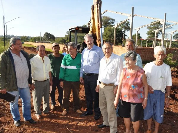 Foto mostra moradores da Sitioca e o deputado federal Geraldo Resende há um ano e meio durante lançamento da obra. (Foto: Arquivo)