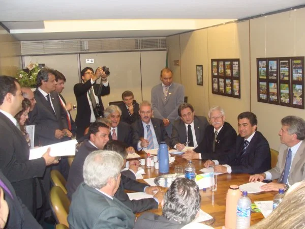 Reunião de lideranças douradenses e técnicos no gabinete da Primeira Suplência, em Brasília. (Foto: Rodrigo Pael)