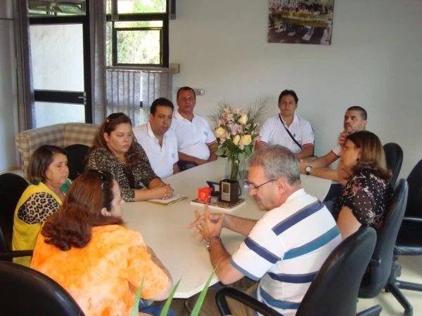 Deputado Geraldo Resende com a secretária Beatriz Dobashi e sindicalistas representantes dos agentes de saúde. (Foto: Assessoria)