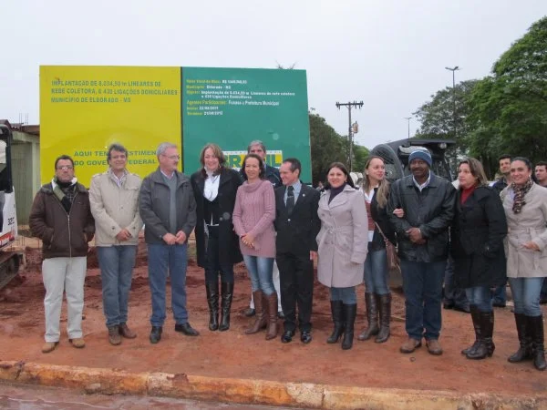 Deputado Geraldo, prefeita Marta, coordenador da Funasa, Flávio Brito e demais autoridades lançam o início das obras da rede de esgoto domiciliar em Eldorado (Foto: Edson Freitas)