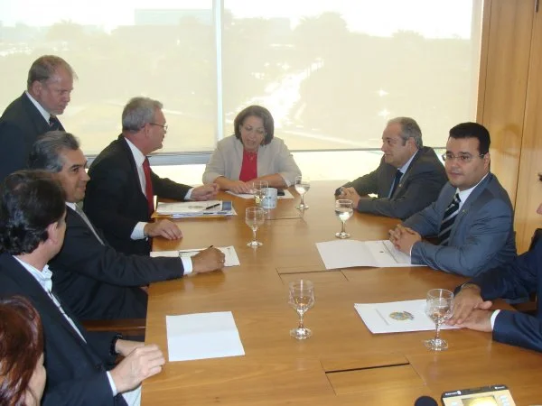Bancada federal em reunião com a ministra Ideli Salvati. (Foto: Rodrigo Pael)