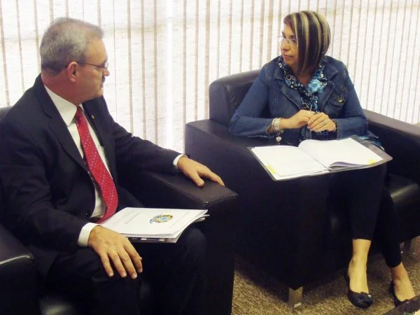 Deputado Geraldo Resende em audiência com a secretária Regina Miki. (Foto: Rodrigo Pael)