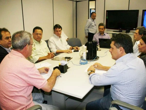 Bancada federal e técnicos reunidos na superintendência da Caixa Econômica em Mato Grosso do Sul. (Foto: Chico Ribeiro)