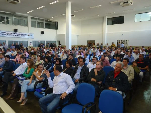 Câmara de vereadores ficou completamente lotada durante encontro do PMDB, sábado em Dourados.