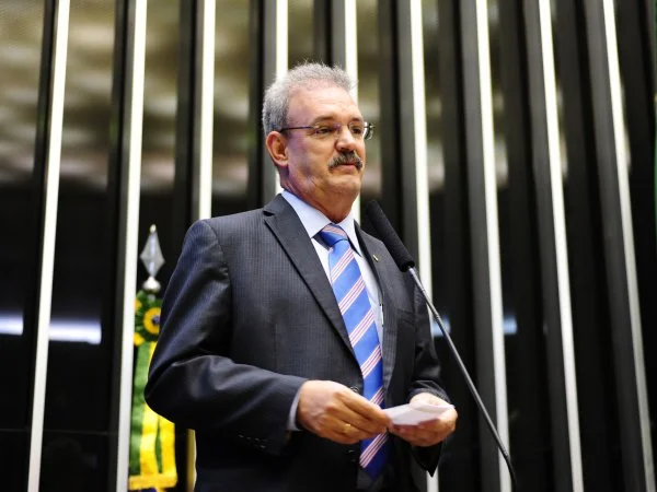 Da tribuna da Câmara, Geraldo Resende destacou vitória para população de Dourados, Naviraí e Jardim. (Foto: Gustavo Lima)