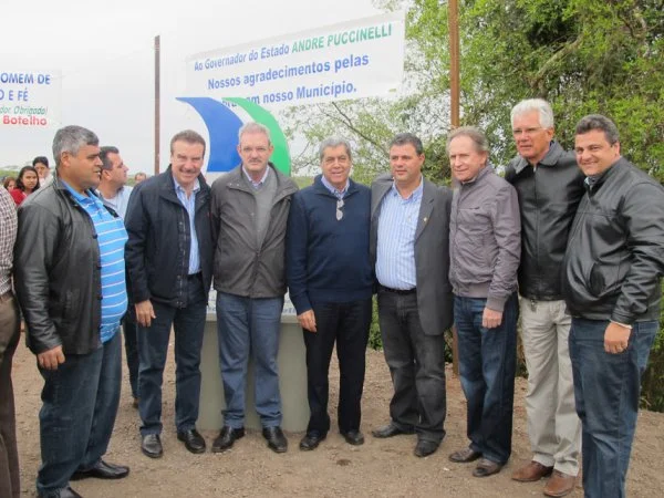 Geraldo entrega obras em Naviraí