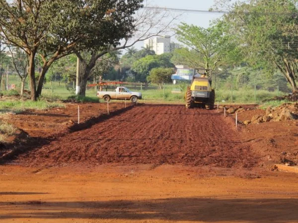 Trecho da rua Manoel de Mattos está recebendo asfalto e será ligada à rua Antônio E. de Figueiredo. (Fotos: Ronney Minella)