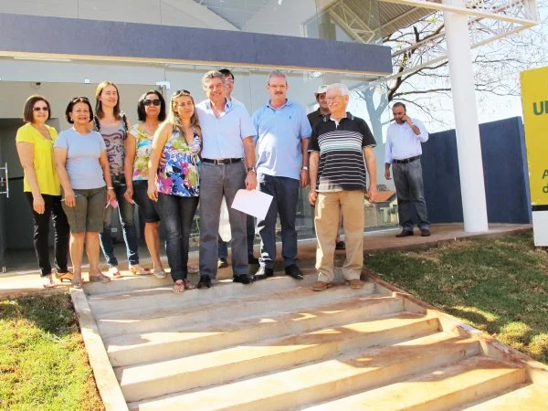 Autoridades e moradores posam para foto em frente da USB do Campo Dourado. (Foto: Ricardo Minella)