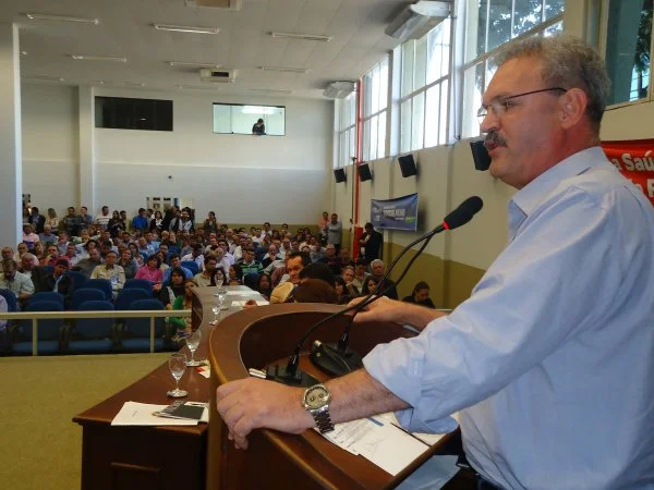 Deputado Geraldo Resende fala durante o encontro do PMDB em Dourados.