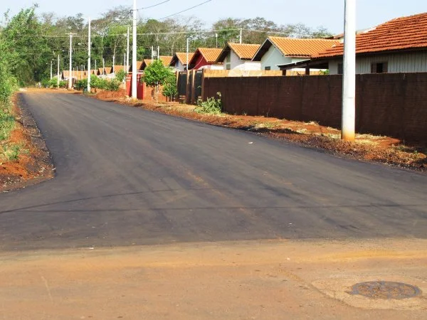 Drenagem e pavimentação asfáltica ns Rua Lucas Mamédio, recursos viabilizados por Geraldo Resende (Foto: Ronney Minella)