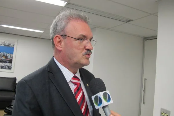 EC 29: Geraldo vota contra criação de imposto na Saúde