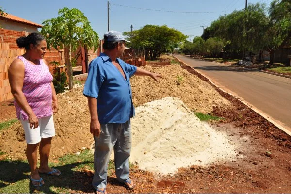 Domingos Saes Furtado mostra a areia e cascalho para construção da calçada e reforma na casa. Foto: Ronney Minella