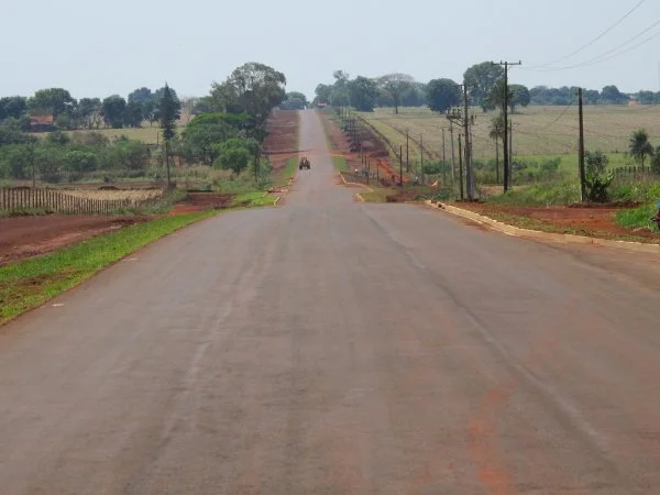 Vista parcial da rodovia Douradina-Panambi já recebeu seis quilômetros de pavimentação asfáltica. (Foto: Ronney Minella)