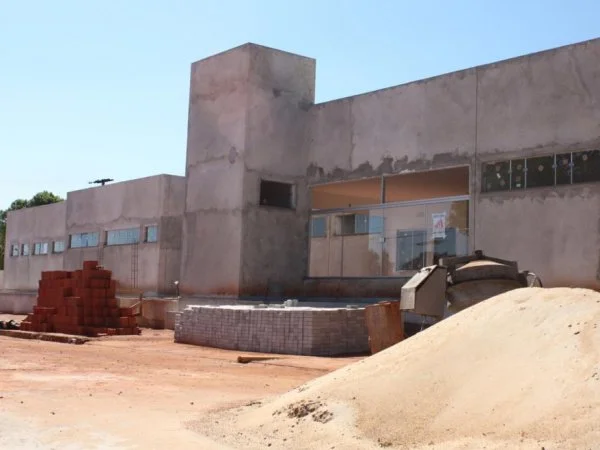 Ampliação do Hospital Municipal, uma das 16 obras viabilizadas por Geraldo Resende está custando R$ 1,1 milhão. (Foto: Regis Luiz/AgitoNaviraí)