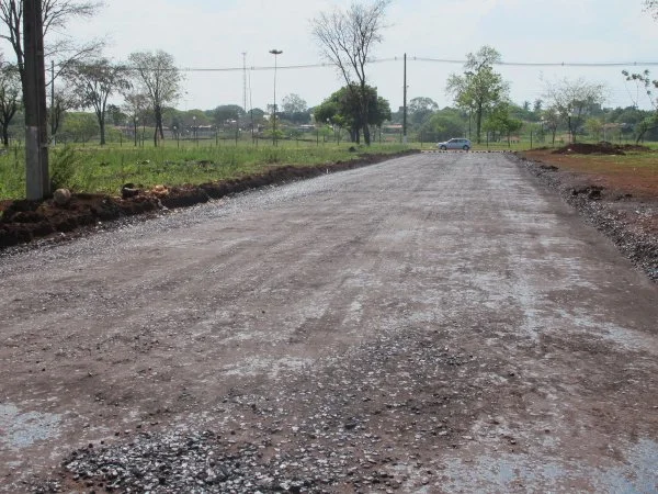 Obras no Parque do Lago I vão amenizar poeira, barro e doenças respiratórias, segundo moradores. (Foto: Kauhê Prieto)