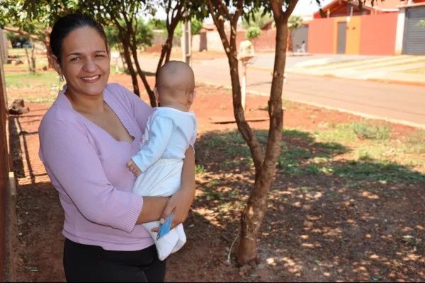 A vendedora Zenilda Cristine de Oliveira, diz que a casa dela já está valendo 30% a mais. Foto: Ronney Minella