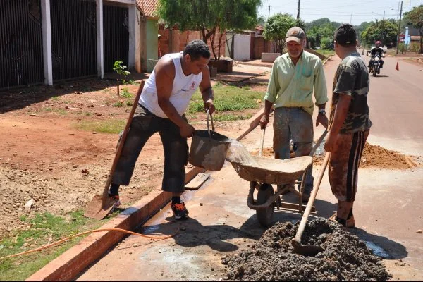 Moradores já começam a construção de calçadas. Foto: Ronney Minella