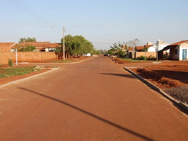 Frente de asfalto que será entregue nesta sexta-feira em Rio Brilhante (Foto: Rose Olliver)