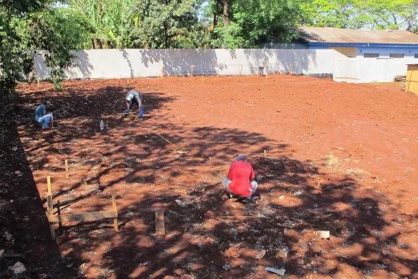 Trabalhadores fizeram terraplenagem e seguem com pré moldados. Fotos: Ronney Minella