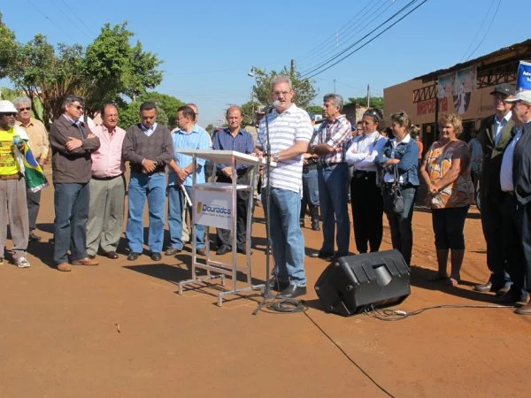 Deputado federal Geraldo Resende em discurso na Vila Cachoeirinha. (Foto: Kauhê Prieto)