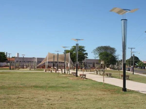 Praça dos Pioneiros construída em nos altos da Avenida Amélia Fukuda é o novo cartão postal de Naviraí.(Fotos: Regis Luiz/AgitoNaviraí)