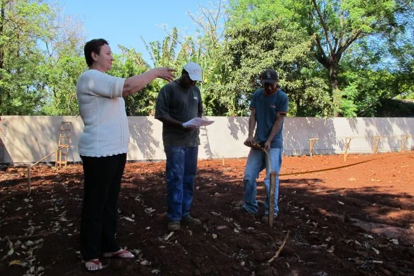 Moradora visita obras. Foto: Ronney Minella