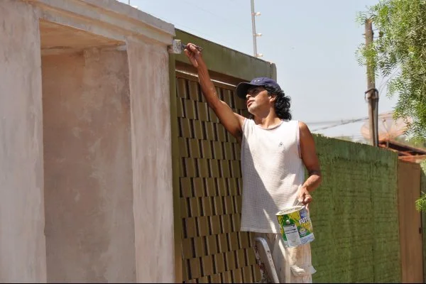 Pintor Adão Mendes de Filho, diz que está aproveitando a aportunidade de trabalho. Foto: Ronney Minella