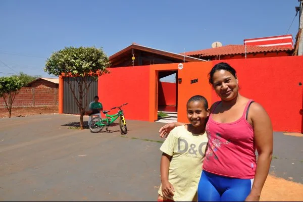 A dona-de-casa Cícera da Silva, comemora sonho realizado.