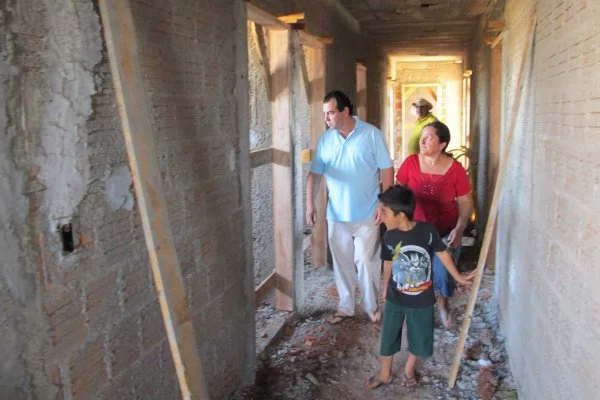 Moradores conhecem estrutura interna da unidae sendo construída.
