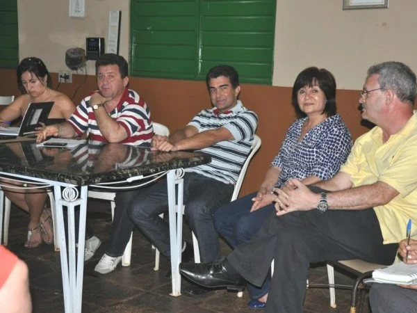 Lideranças do PMDB douradense, reunidas na noite de sexta-feira. (Foto: Ronnei Minella)