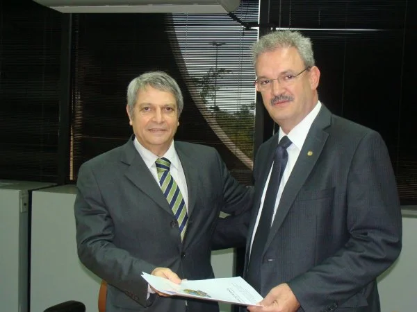 Geraldo Resende e o ministro Wagner Bittencourt após a audiência. (Foto: Ana Paula Siqueira)