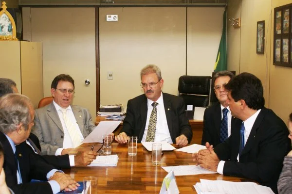 Bancada pode ajudar UFGD na busca de soluções para HU, diz Geraldo Resende.