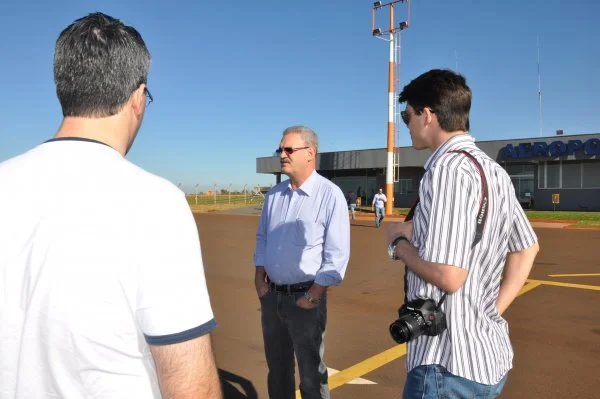 Deputado Geraldo Resende com técnicos da Secretaria de Aviação Civil.
