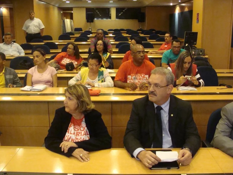 Deputado Geraldo Resende com líderes sindicais e presidente da Conacs, Ruth Brilhante.