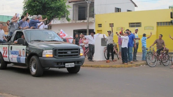 Veja fotos da carreata e comício em Anaurilândia