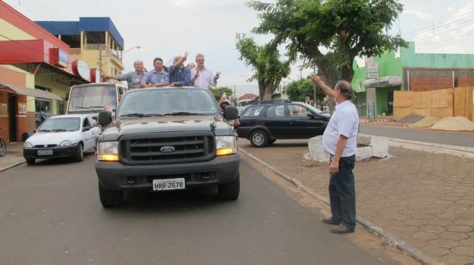 Veja fotos da carreata e comício em Anaurilândia