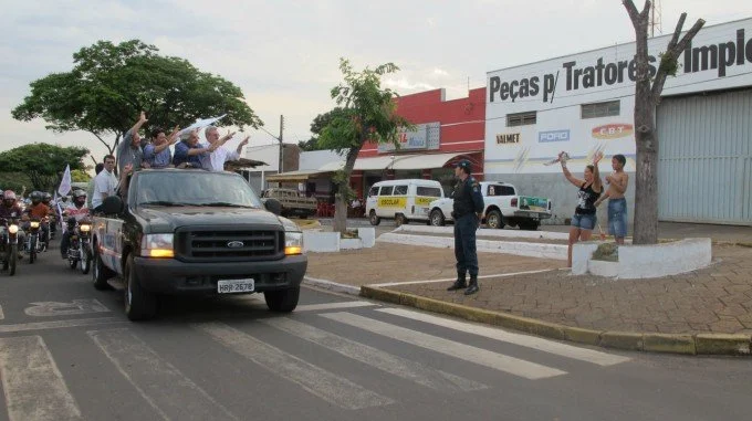 Veja fotos da carreata e comício em Anaurilândia