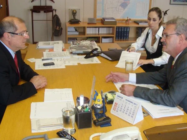 Em 2011 o deputado Geraldo Resende (PMDB-MS) cobrou o ministro das Comunicações, Paulo Bernardo a implantação das torres.