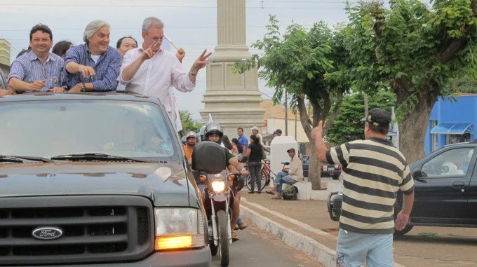 Veja fotos da carreata e comício em Anaurilândia
