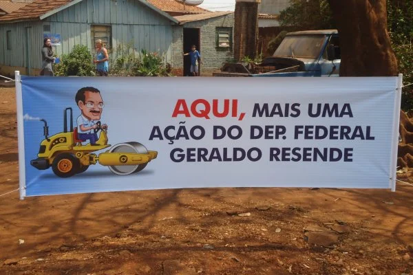 Faixa registra mais uma ação do Deputado Geraldo Resende. Foto: Ricardo Minella