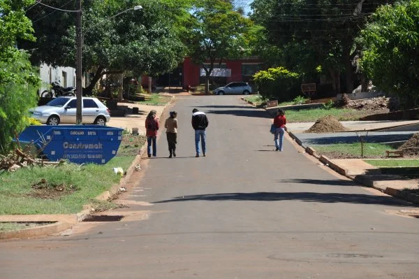 Ruas pavimentadas dão novo aspecto ao bairro.