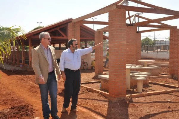Deputado Geraldo Resende acompanha o andamento das obras nas novas praças de Dourados. Foto: Assessoria